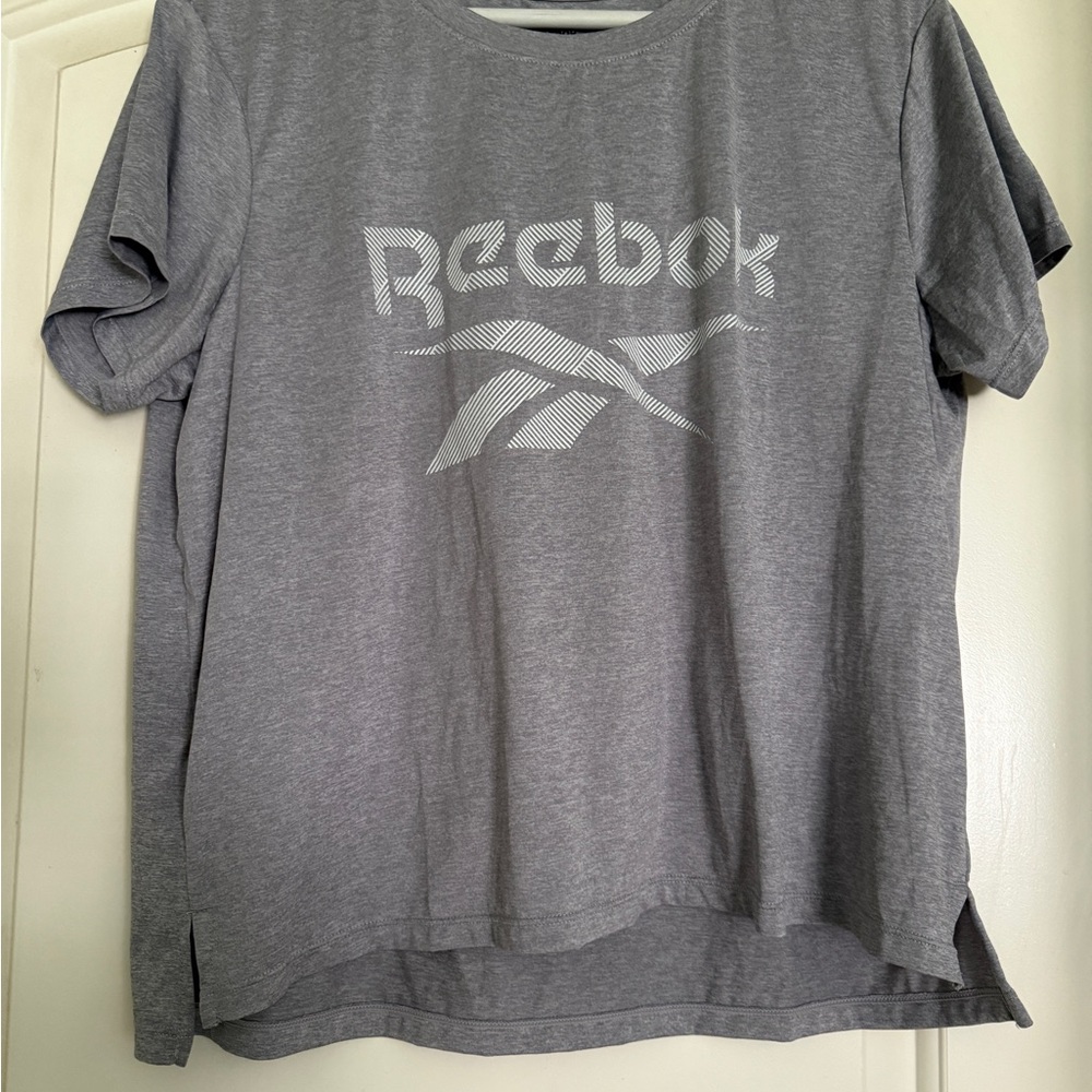 Reebok Large Gray Cropped T-shirt